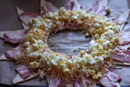 Пирог - венок с беконом, яйцами и сыром. 04