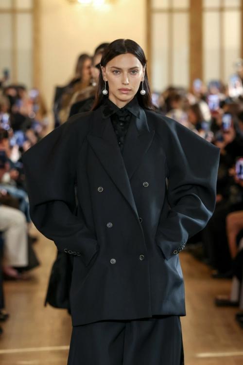 Ирина шейк вышла на подиум на показе Uma Wang, который состоялся в рамках недели моды в Париже. 02