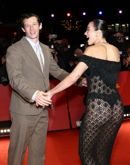 Певица Дуа липа вышла в свет с женихом Каллумом Тёрнером на 76-м международном кинофестивале берлинале. 03