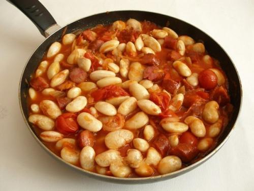 Белая фасоль в томатном соусе с Охотничьими колбасками. 06