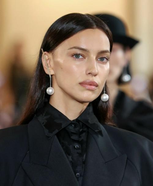 Ирина шейк вышла на подиум на показе Uma Wang, который состоялся в рамках недели моды в Париже.  