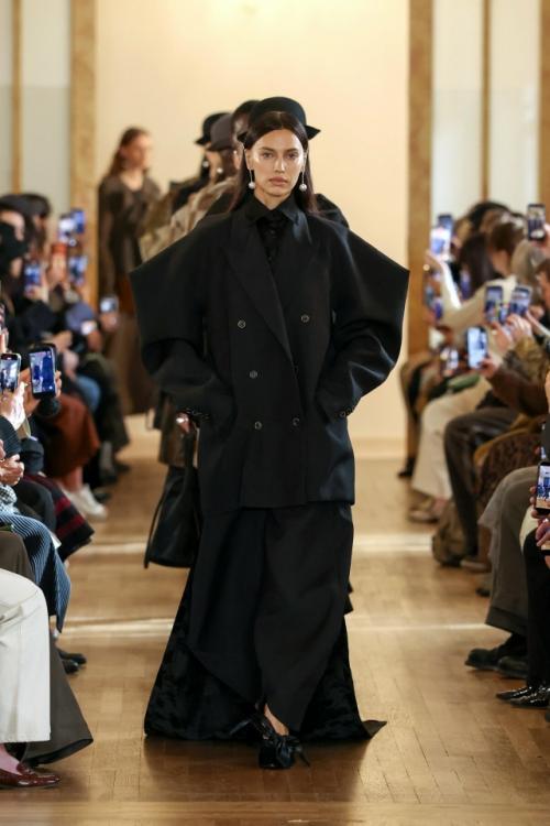 Ирина шейк вышла на подиум на показе Uma Wang, который состоялся в рамках недели моды в Париже. 01