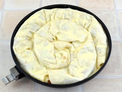 Слоеный пирог из лаваша с обжаренным фаршем и луком. 06 Слоеный пирог из лаваша с обжаренным фаршем и луком. 06