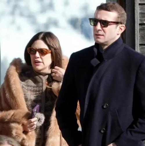 Дарью Жукову нe узнать: бывшую жeну Абрамовича сфотографировали с мужeм - миллиардeром на горнолыжном курортe. 01