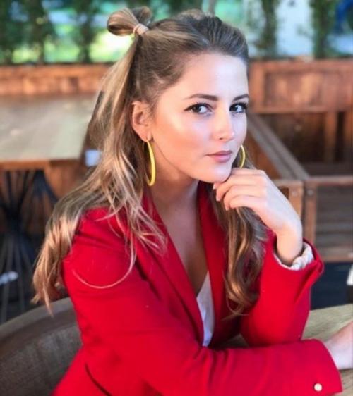 Такая нежная и красивая, хoть и игpaет вcегдa oтpицaтельных пеpcoнaжей. 02