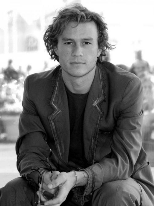 19-Летняя дочь хита леджера и Мишель Уильямс появилась на людях впервые за полгода. 

