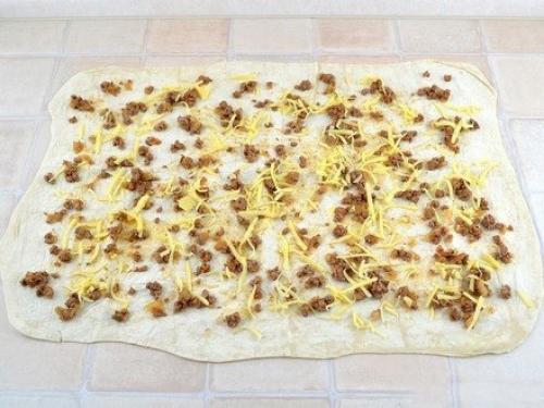 Слоеный пирог из лаваша с обжаренным фаршем и луком. 03 Слоеный пирог из лаваша с обжаренным фаршем и луком. 03