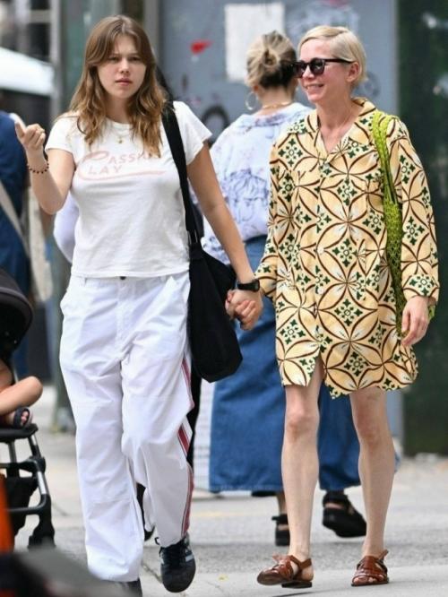 19-Летняя дочь хита леджера и Мишель Уильямс появилась на людях впервые за полгода. 02