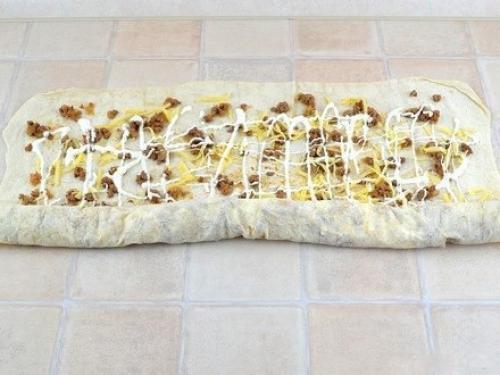 Слоеный пирог из лаваша с обжаренным фаршем и луком. 05 Слоеный пирог из лаваша с обжаренным фаршем и луком. 05