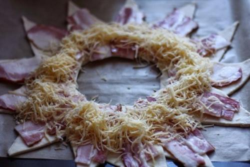 Пирог - венок с беконом, яйцами и сыром. 03