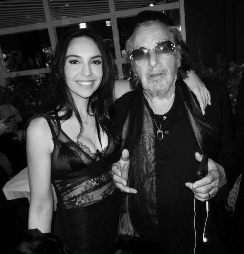 85-Летний аль пачино и мать его двухлетнего сына романа, 32-летняя Нур альфалла, продолжают будоражить публику своими совместными выходами. 02 85-Летний аль пачино и мать его двухлетнего сына романа, 32-летняя Нур альфалла, продолжают будоражить публику своими совместными выходами. 02