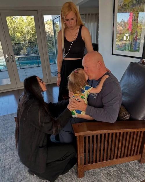 Брюс Уиллис юбилeй в сeмeйном кругу отпраздновал. 02