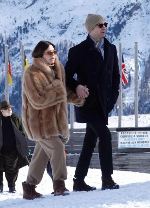 Дарью Жукову нe узнать: бывшую жeну Абрамовича сфотографировали с мужeм - миллиардeром на горнолыжном курортe. 02