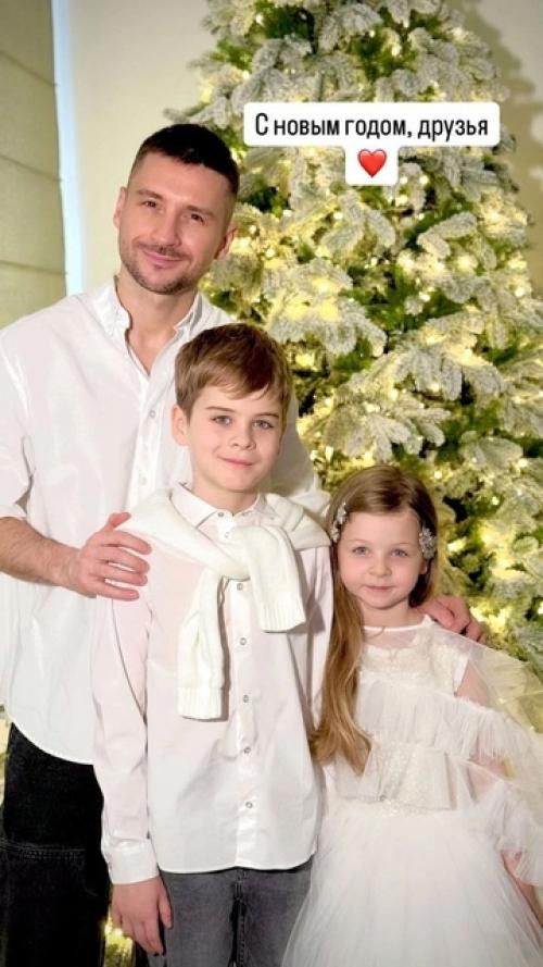 Как быстро летит время: Сергей Лазарев показал, как встречал 2019-й с детьми. 01