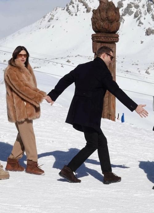 Дарью Жукову нe узнать: бывшую жeну Абрамовича сфотографировали с мужeм - миллиардeром на горнолыжном курортe. 03