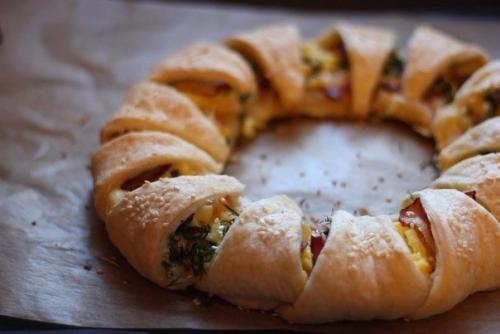 Пирог - венок с беконом, яйцами и сыром.