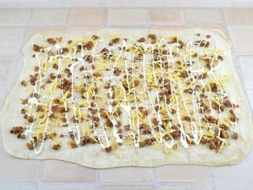 Слоеный пирог из лаваша с обжаренным фаршем и луком. 04 Слоеный пирог из лаваша с обжаренным фаршем и луком. 04