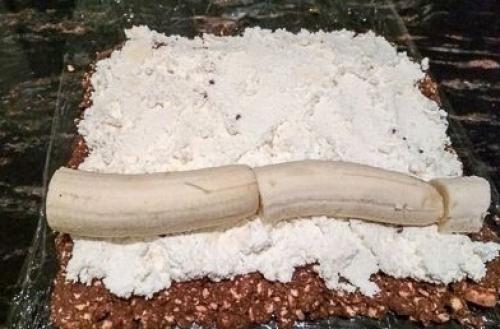 Рулет без выпечки из печенья, банана и творога. 05