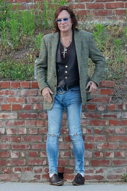 Модный бездомный микки рурк в Нью-йорке.

