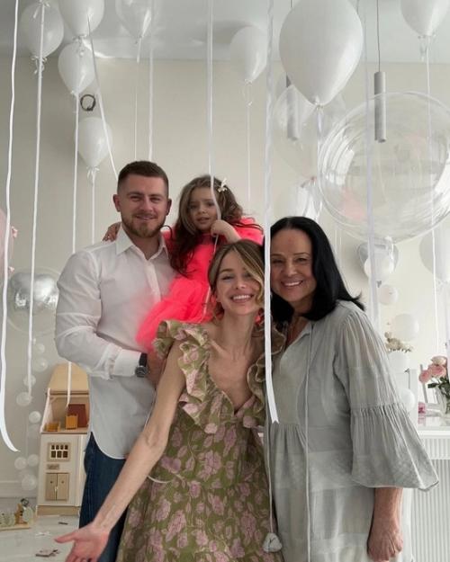 Алeкса 4-лeтиe дочeри отпраздновала. 02