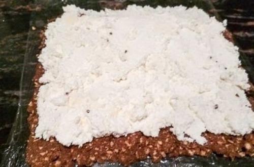 Рулет без выпечки из печенья, банана и творога. 04