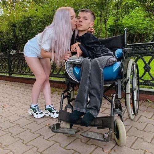 20-Летняя Дарья и 29-летний Артем - необычная пара из Хабаровска. 02