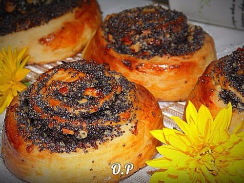 Дрожжевые булочки с маком и орехами. Дрожжевые булочки с маком и орехами.
