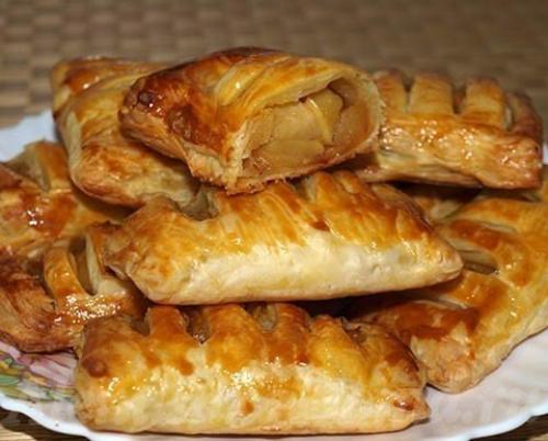 Слойки с яблоками.