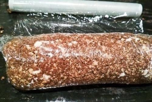 Рулет без выпечки из печенья, банана и творога. 06