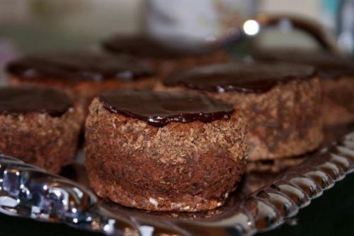 Шоколадные пирожные по мотивам а-ля Sacher. Шоколадные пирожные по мотивам а-ля Sacher.