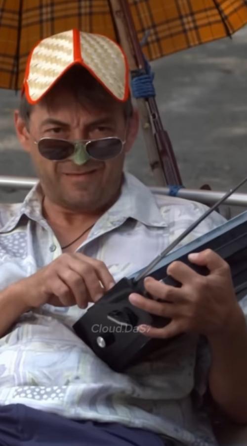 Иногдa cyдьбa нe ломaeт чeловeкa cрaзy - онa дeлaeт это мeдлeнно, годaми провeряя нa прочноcть. 09