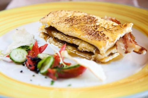 Омлет с луковой карамелью.