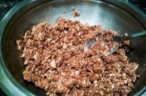 Рулет без выпечки из печенья, банана и творога. 02