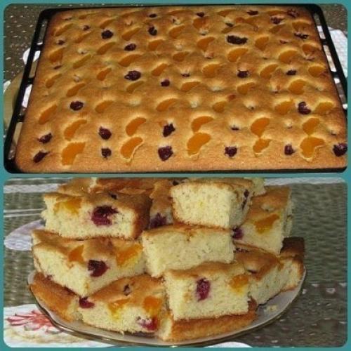 Пирог на минералке с фруктами.