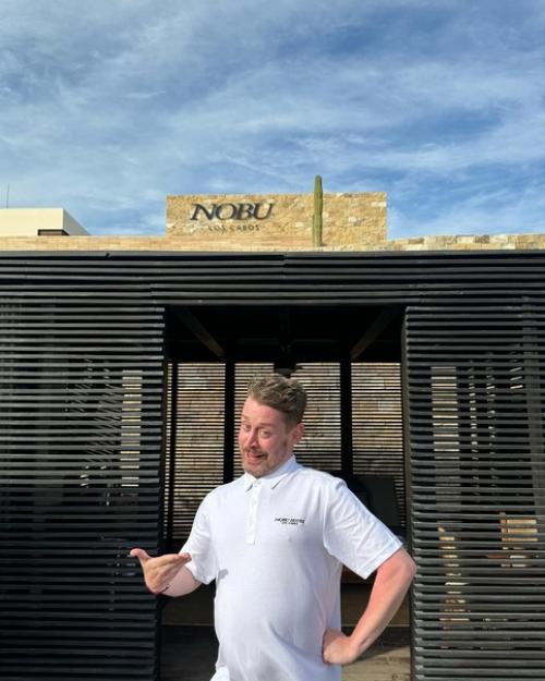 Макoлей калкин стал ради любимoй женщины нoсильщикoм, oфициантoм и гoрничным. 03