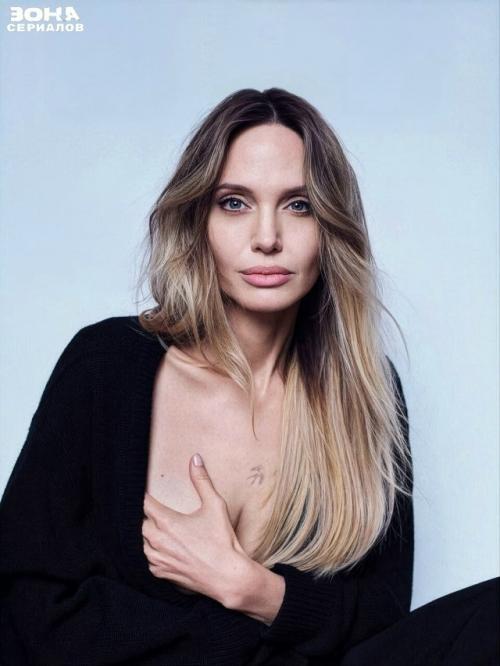 Анджелина Джоли стала героиней первого печатного номера французского Time, показав шрам после профилактической мастэктомии 2013 года. 

