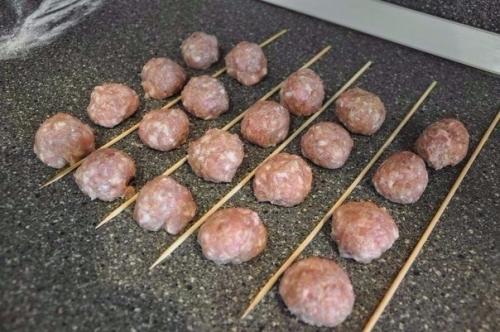 Шашлычки со слоёным тестом на шпажках. 01 Шашлычки со слоёным тестом на шпажках. 01