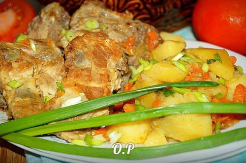 Рёбрышки тушенные с картошкой. Рёбрышки тушенные с картошкой.