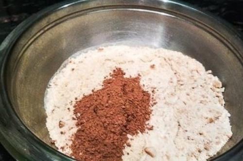 Рулет без выпечки из печенья, банана и творога. 01