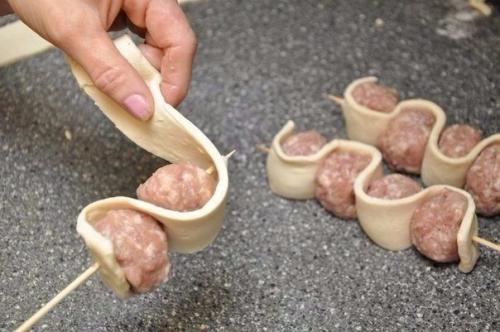 Шашлычки со слоёным тестом на шпажках. 02 Шашлычки со слоёным тестом на шпажках. 02