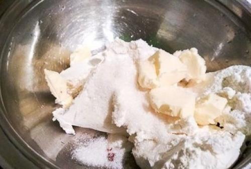 Рулет без выпечки из печенья, банана и творога. 03