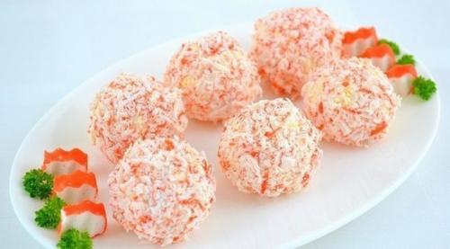 Крабовый салат шариками.