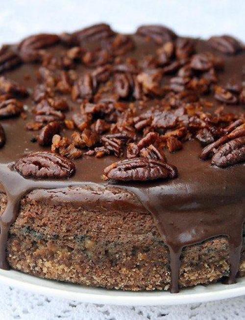 Шоколадно - творожный (сырный) торт с засахаренным пеканом.