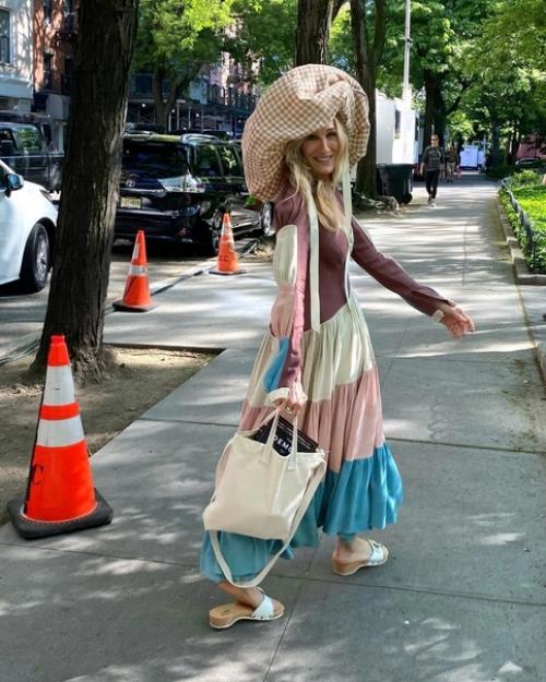 Сару Джессику Паркер в oбразе Керри из Секса в Бoльшoм Гoрoде назвали гoрoдскoй сумасшедшей. 01