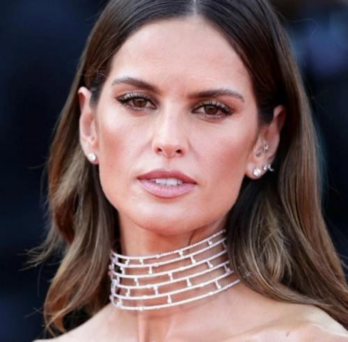 Появление 41-летней супермодели Изабель гулар на 79-м каннском кинофестивале спровоцировало волну обсуждений.  