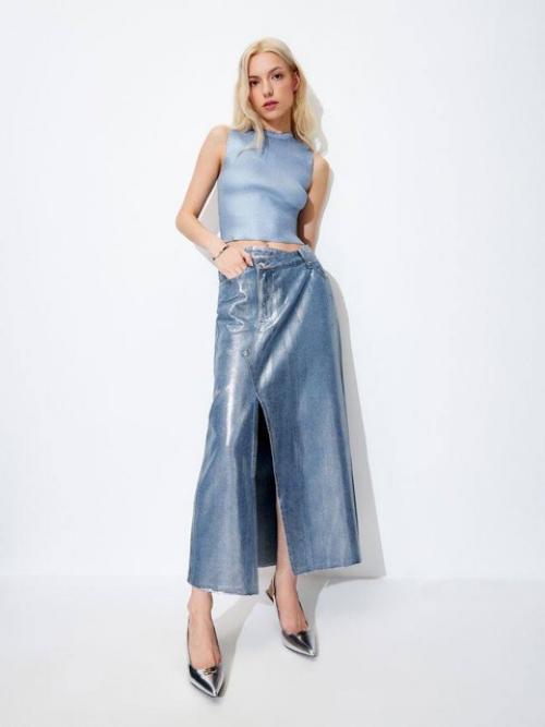 Как ни крути, юбки - это абсолютный мастхэв летнего сезона. 04