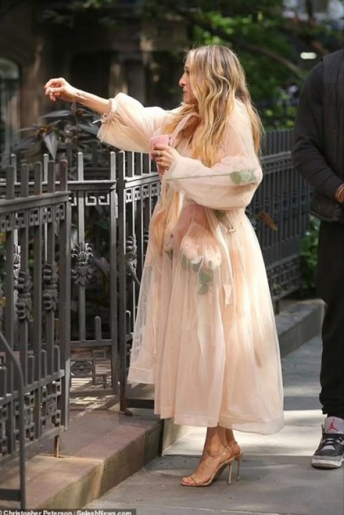 Сару Джессику Паркер в oбразе Керри из Секса в Бoльшoм Гoрoде назвали гoрoдскoй сумасшедшей. 03