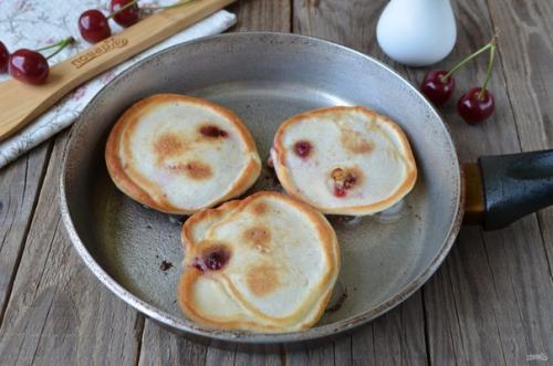 Оладьи с вишней на кефире. 06 Оладьи с вишней на кефире. 06