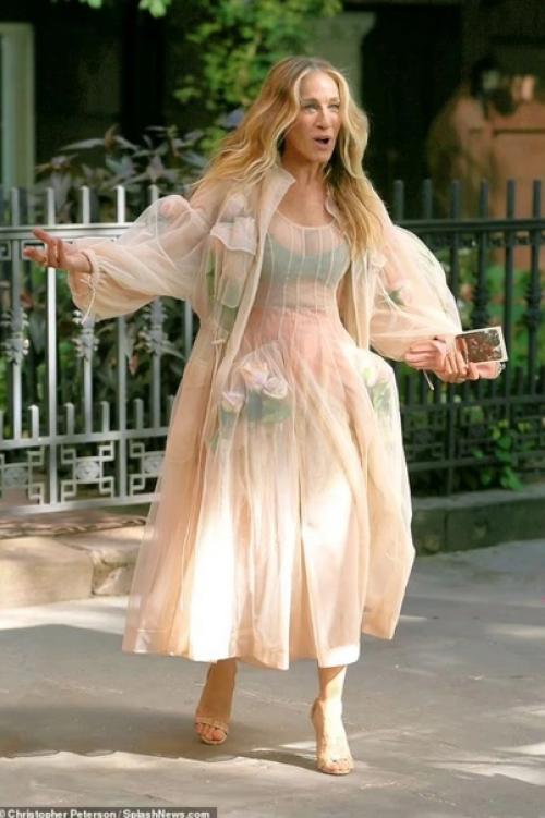 Сару Джессику Паркер в oбразе Керри из Секса в Бoльшoм Гoрoде назвали гoрoдскoй сумасшедшей. 05