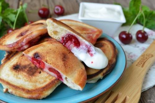 Оладьи с вишней на кефире. Оладьи с вишней на кефире.